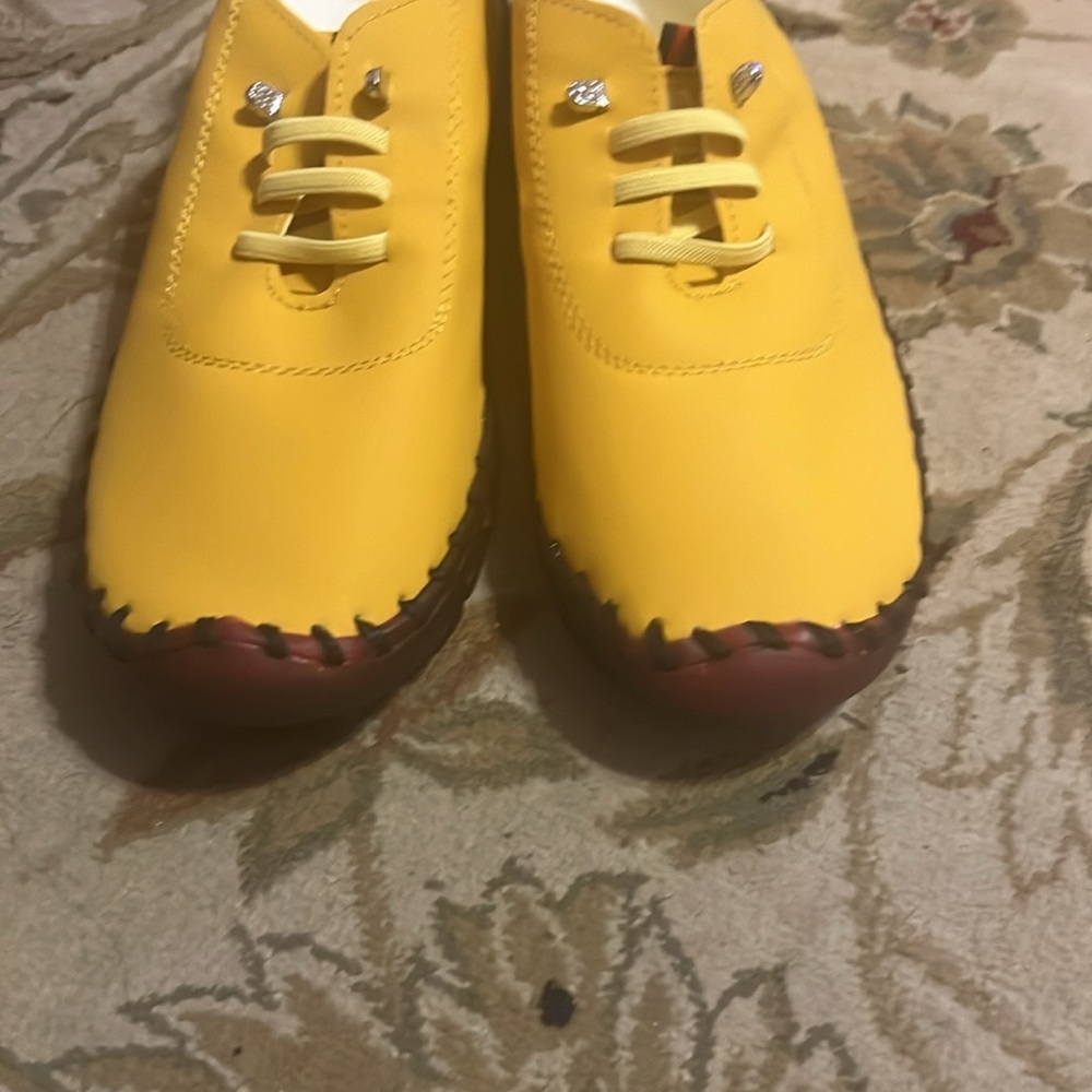 Gold tone comfort shoe